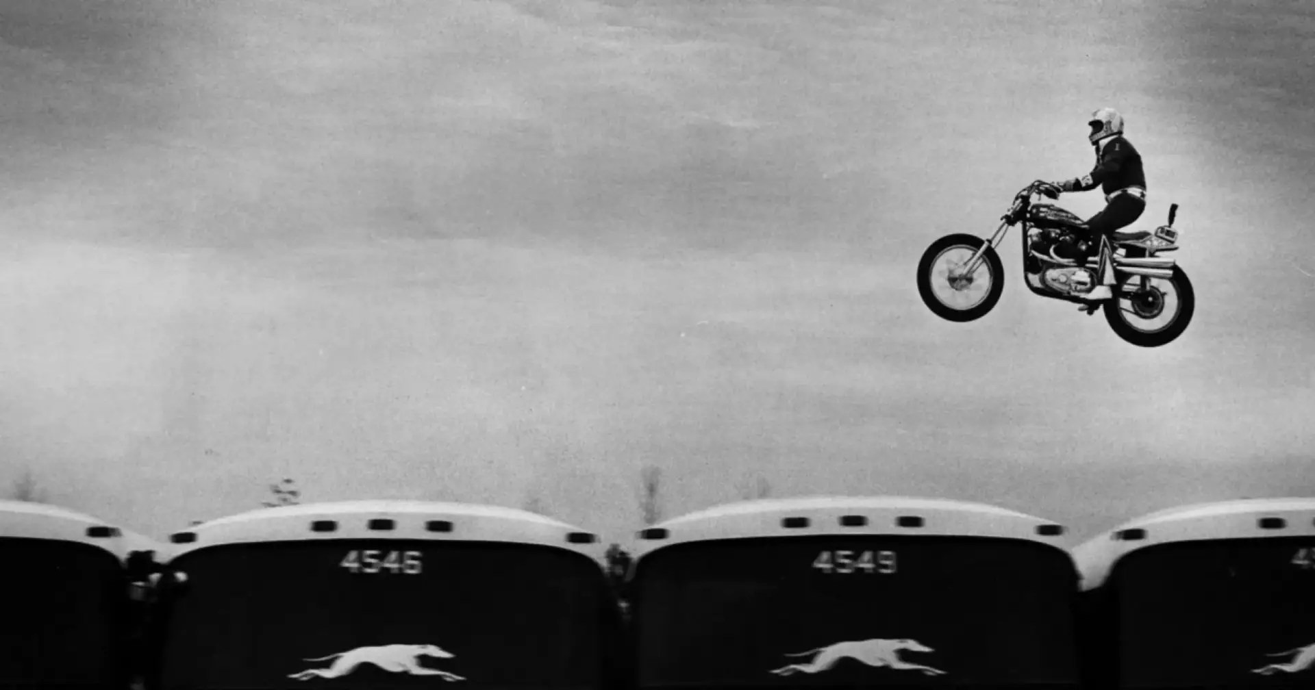 Evel Knievel jumping over 14 Greyhound buses at Kings Island, 1975